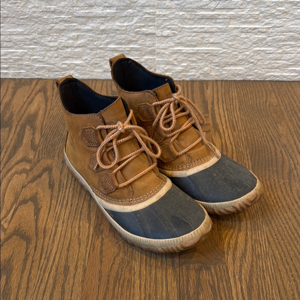 Sorel Short Brown and Black Winter Boots: Size 8.5 Good Condition some wear